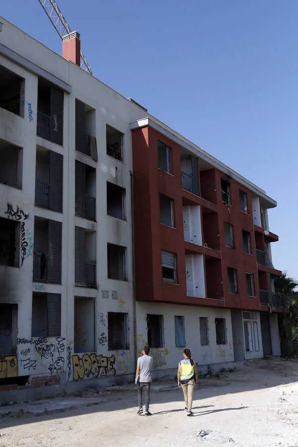 La Policía Nacional hace una redada en un edificio abandonado, ocupado por inmigrantes, en Barriomar