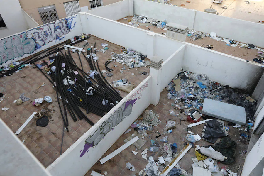 La Policía Nacional hace una redada en un edificio abandonado, ocupado por inmigrantes, en Barriomar