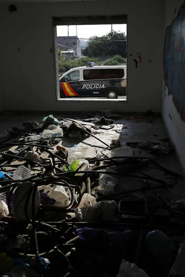 La Policía Nacional hace una redada en un edificio abandonado, ocupado por inmigrantes, en Barriomar