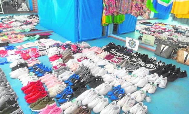 Zapatillas que son falsificación de primeras marcas incautadas por la Policía Local en Cabo de Palos. 