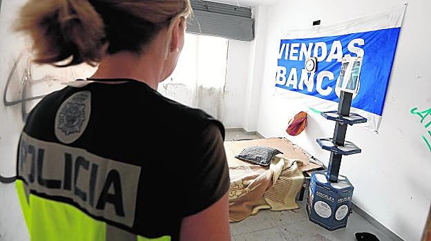 Uno de los okupas empleaba un cartón sobre un somier para descansar en una de las habitaciones del edificio. 