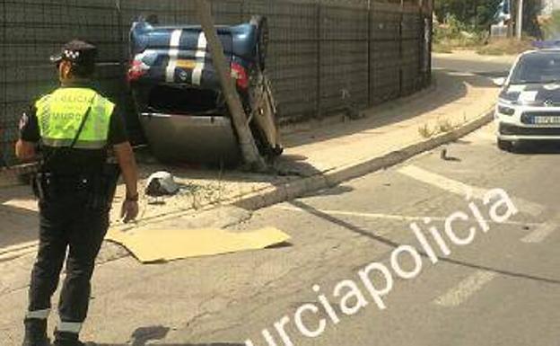 El vehículo volcado tras el accidente en la avenida Región Murciana, en Los Dolores.