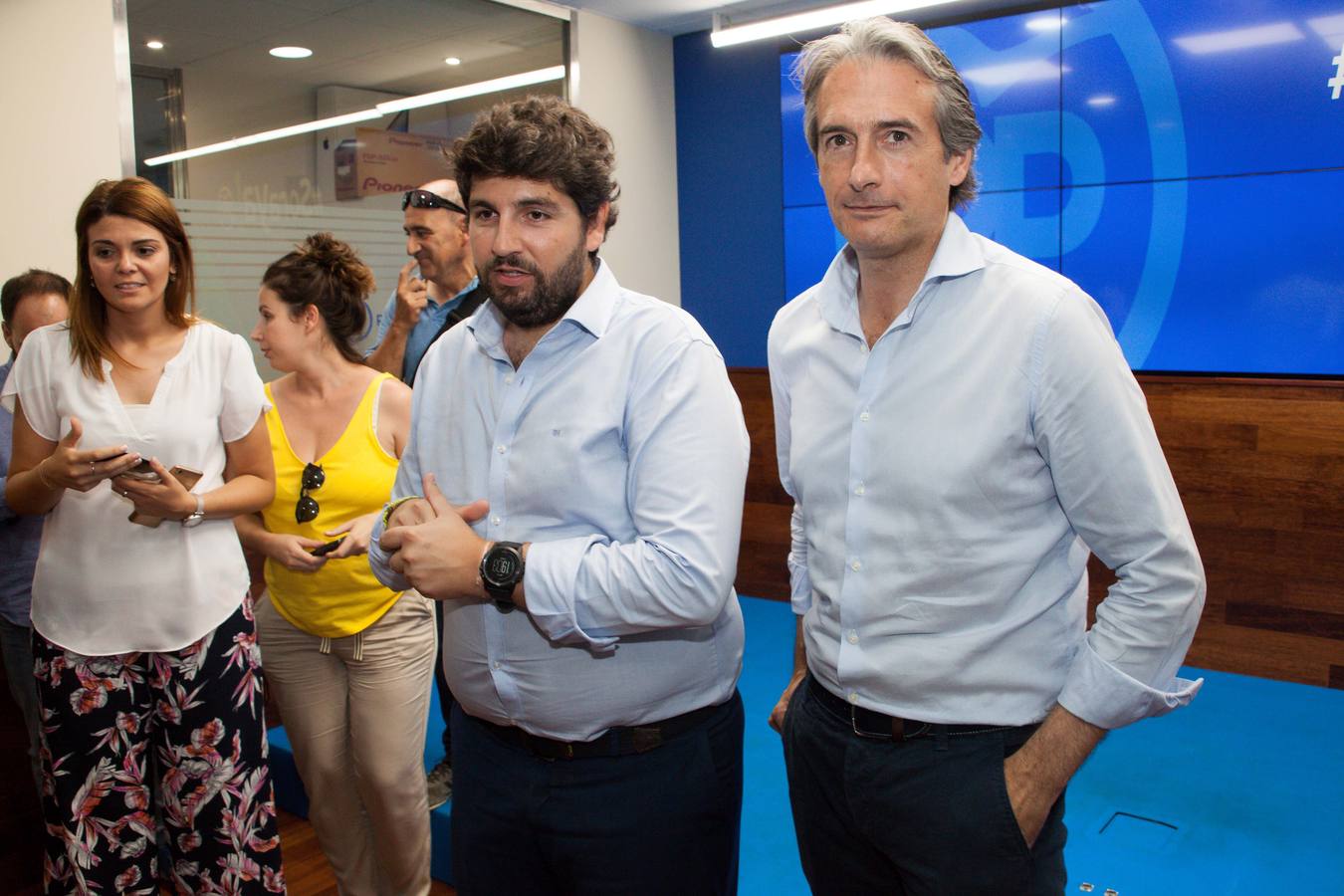 El exministro de Fomento ha dicho, antes de la reunión prevista en la sede del PP con los compromisarios, que teme que el PSOE «trate de vender un sucedáneo como un proyecto de AVE»