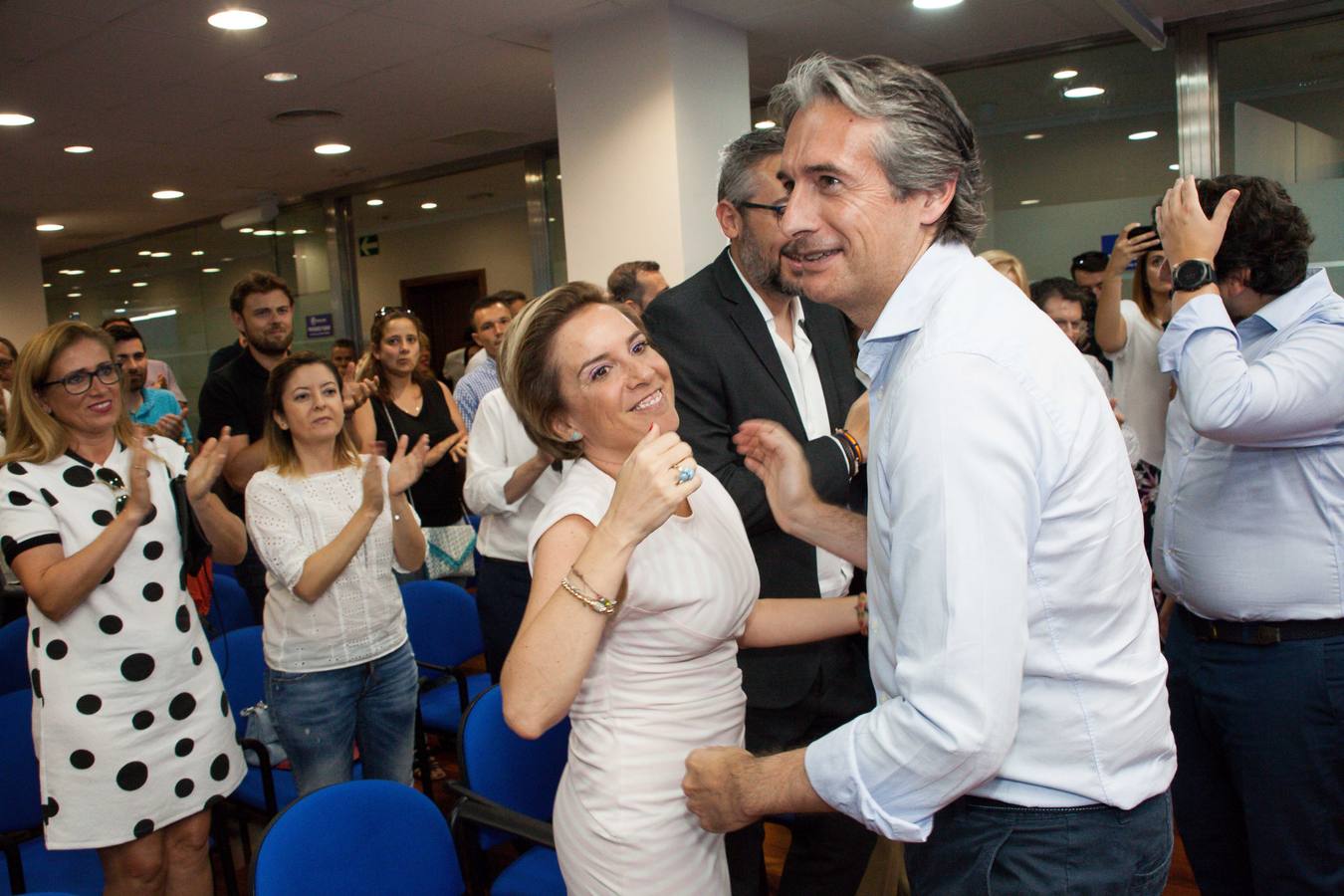 El exministro de Fomento ha dicho, antes de la reunión prevista en la sede del PP con los compromisarios, que teme que el PSOE «trate de vender un sucedáneo como un proyecto de AVE»