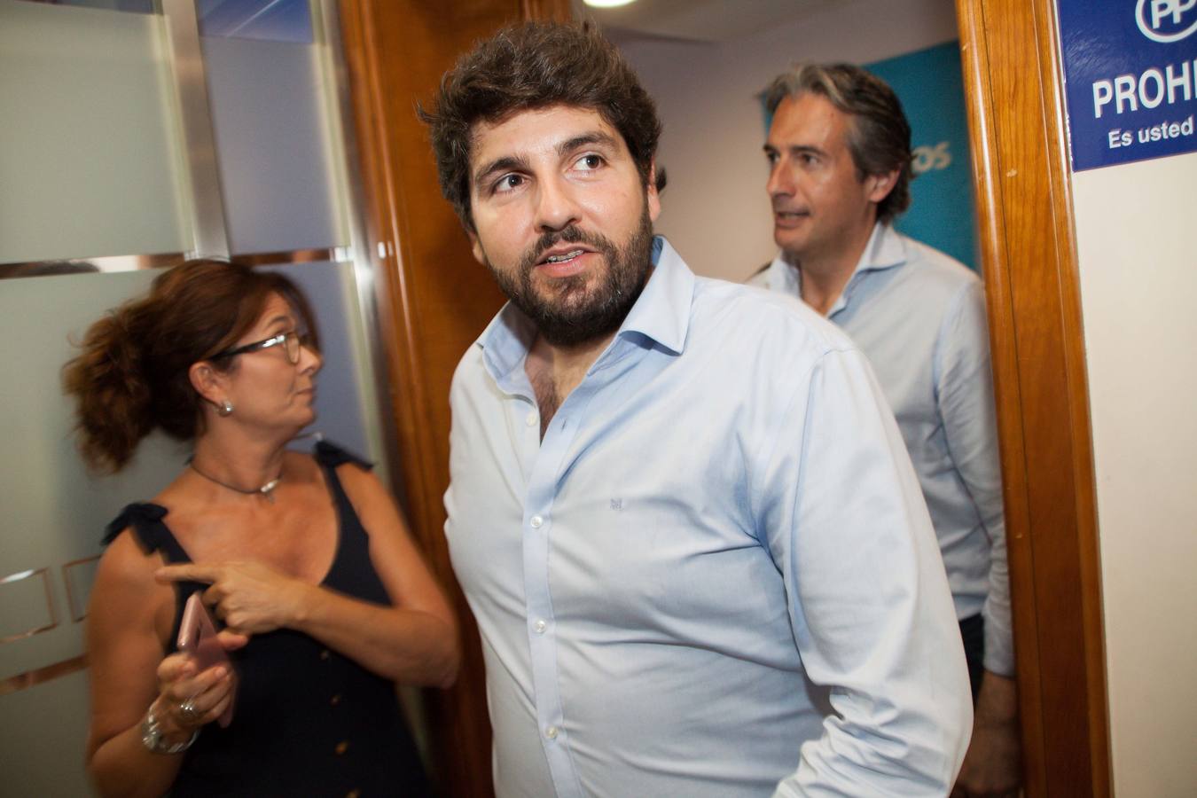 El exministro de Fomento ha dicho, antes de la reunión prevista en la sede del PP con los compromisarios, que teme que el PSOE «trate de vender un sucedáneo como un proyecto de AVE»