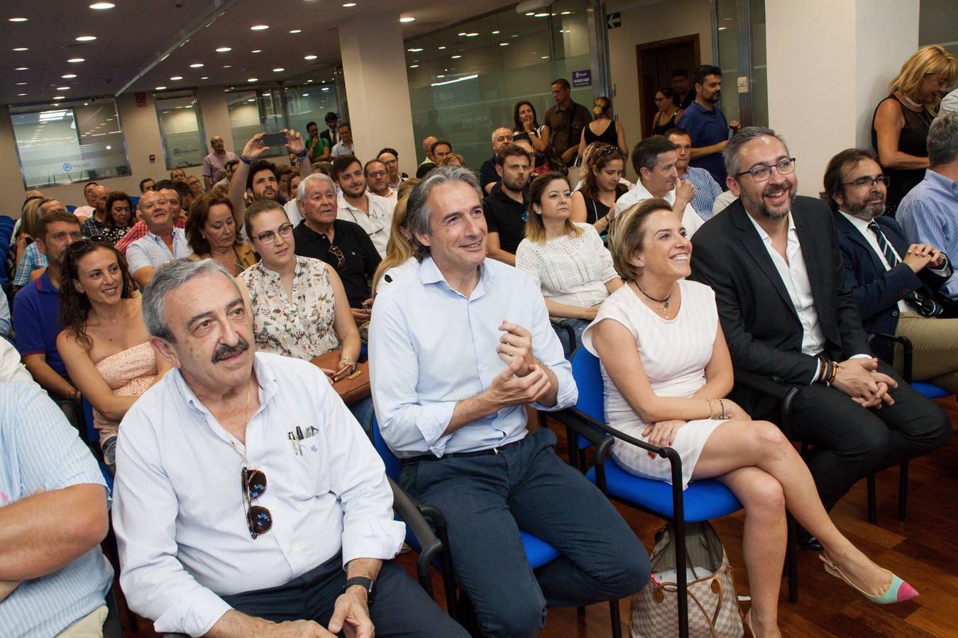 El exministro de Fomento ha dicho, antes de la reunión prevista en la sede del PP con los compromisarios, que teme que el PSOE «trate de vender un sucedáneo como un proyecto de AVE»