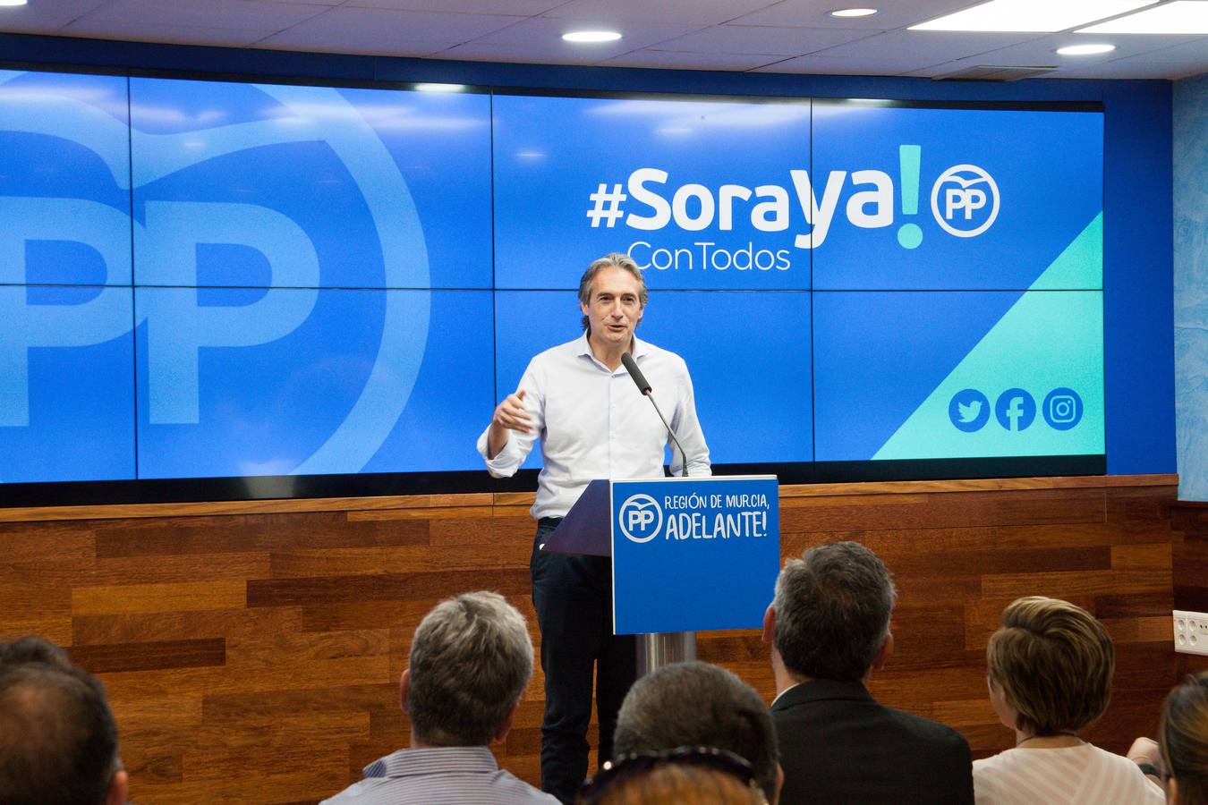 El exministro de Fomento ha dicho, antes de la reunión prevista en la sede del PP con los compromisarios, que teme que el PSOE «trate de vender un sucedáneo como un proyecto de AVE»