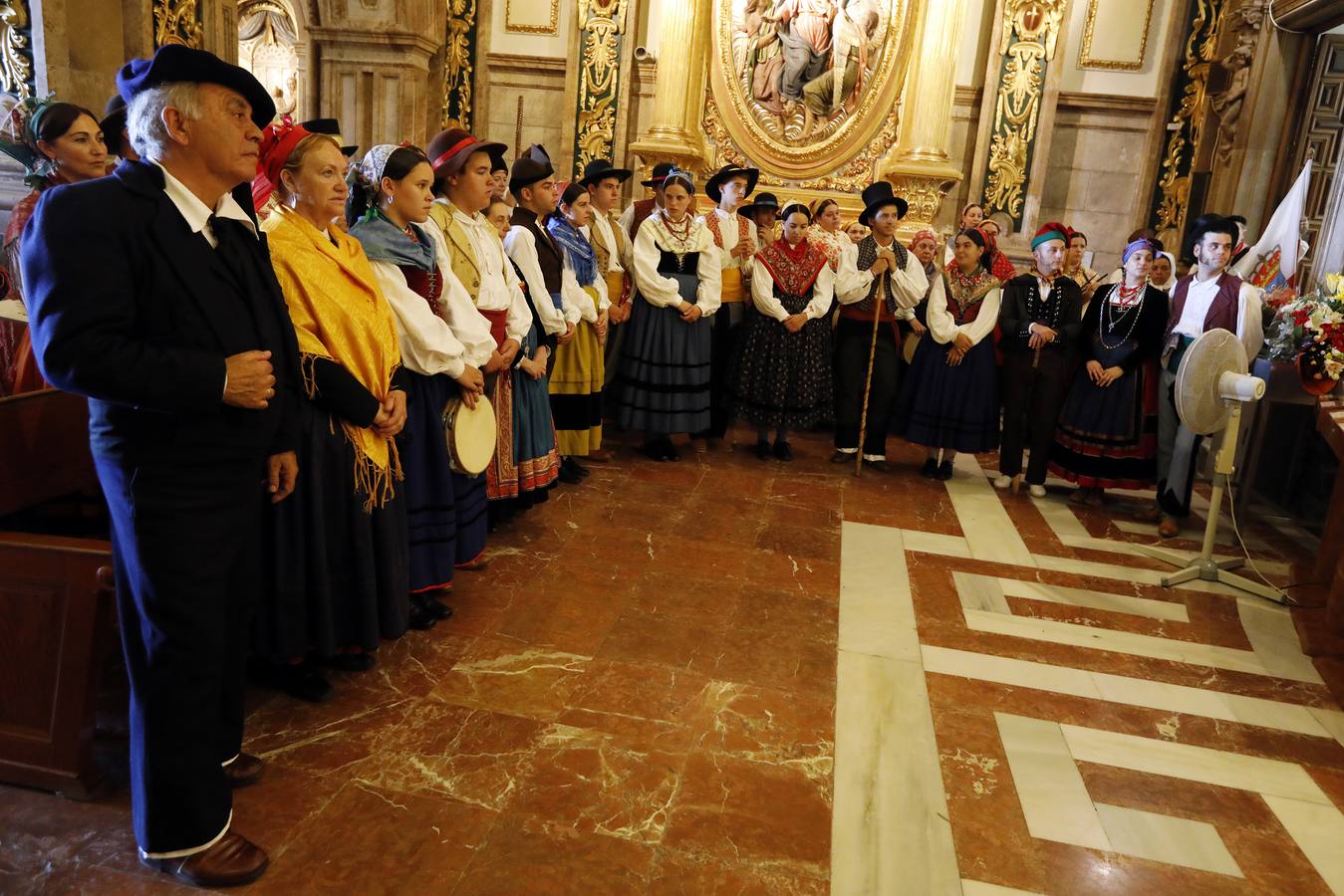 Representantes de los diez grupos participantes en la LI edición del Festival de Folclore en el Mediterráneo realizaron una visita al santuario de la Fuensanta para realizar una ofrenda floral a la patrona de Murcia