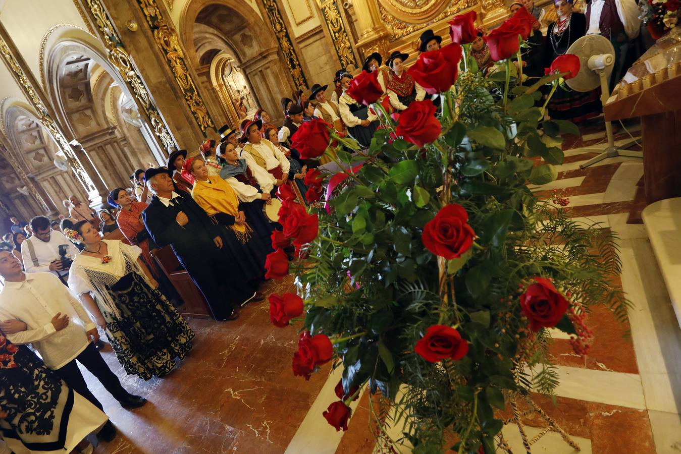 Representantes de los diez grupos participantes en la LI edición del Festival de Folclore en el Mediterráneo realizaron una visita al santuario de la Fuensanta para realizar una ofrenda floral a la patrona de Murcia