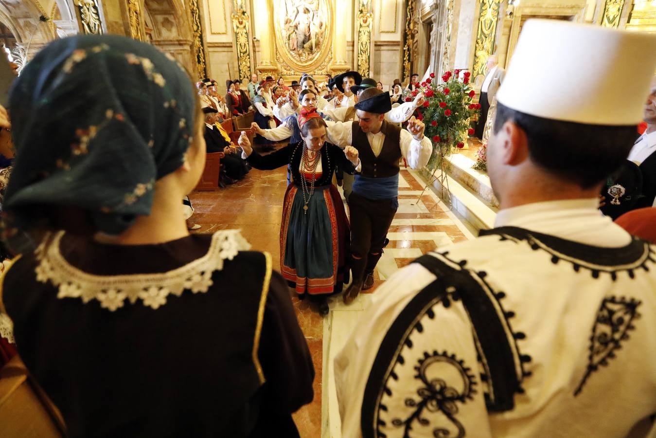 Representantes de los diez grupos participantes en la LI edición del Festival de Folclore en el Mediterráneo realizaron una visita al santuario de la Fuensanta para realizar una ofrenda floral a la patrona de Murcia