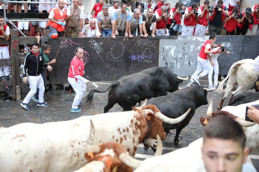 Se vivieron momentos de tensión en la curva de la Estafeta al quedar algún corredor atrapado entre la pared y los toros