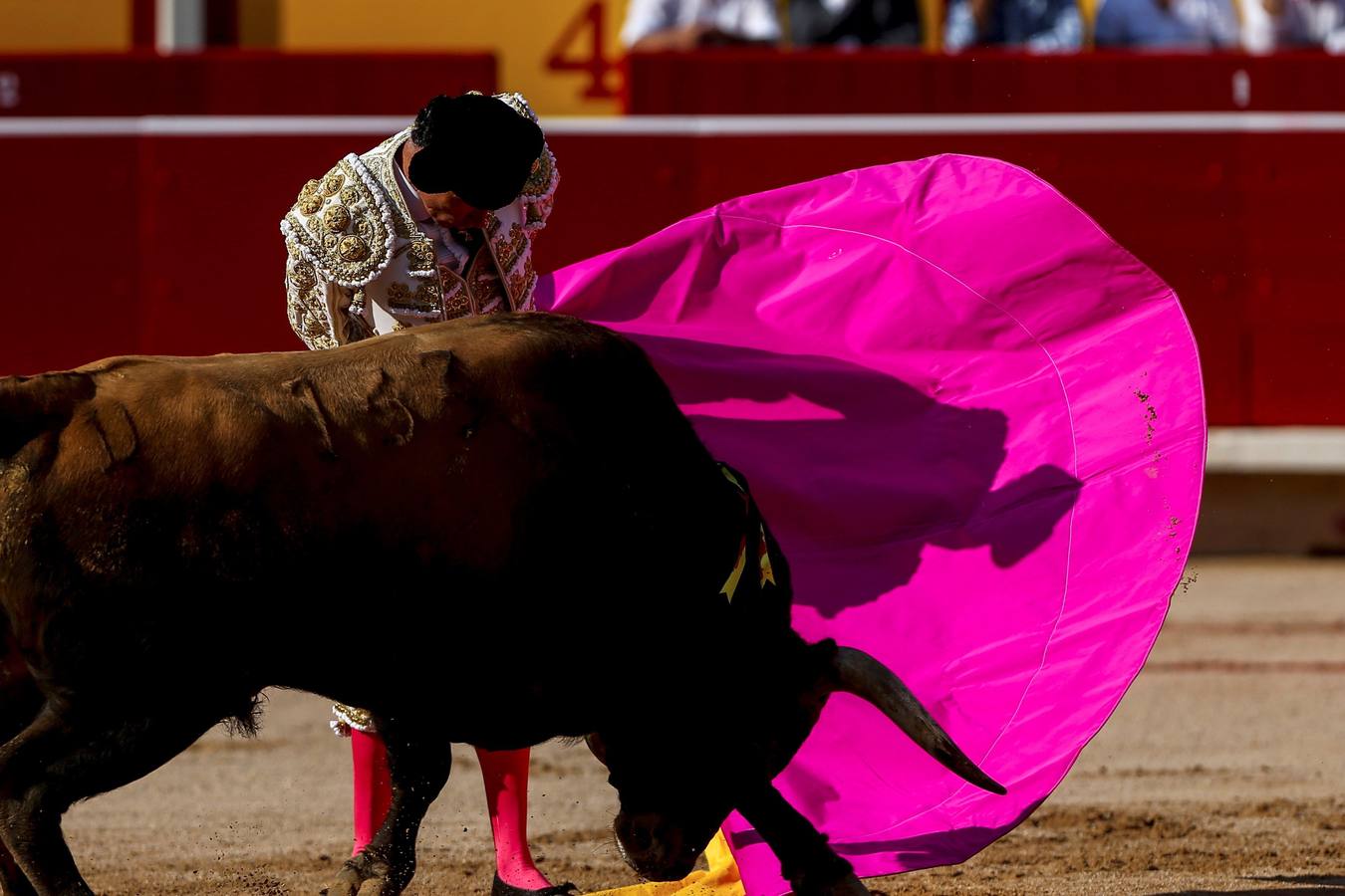 El diestro ceheginero corta una oreja en los sanfermines tras una actuación por momentos dramática tras una fuerte voltereta 