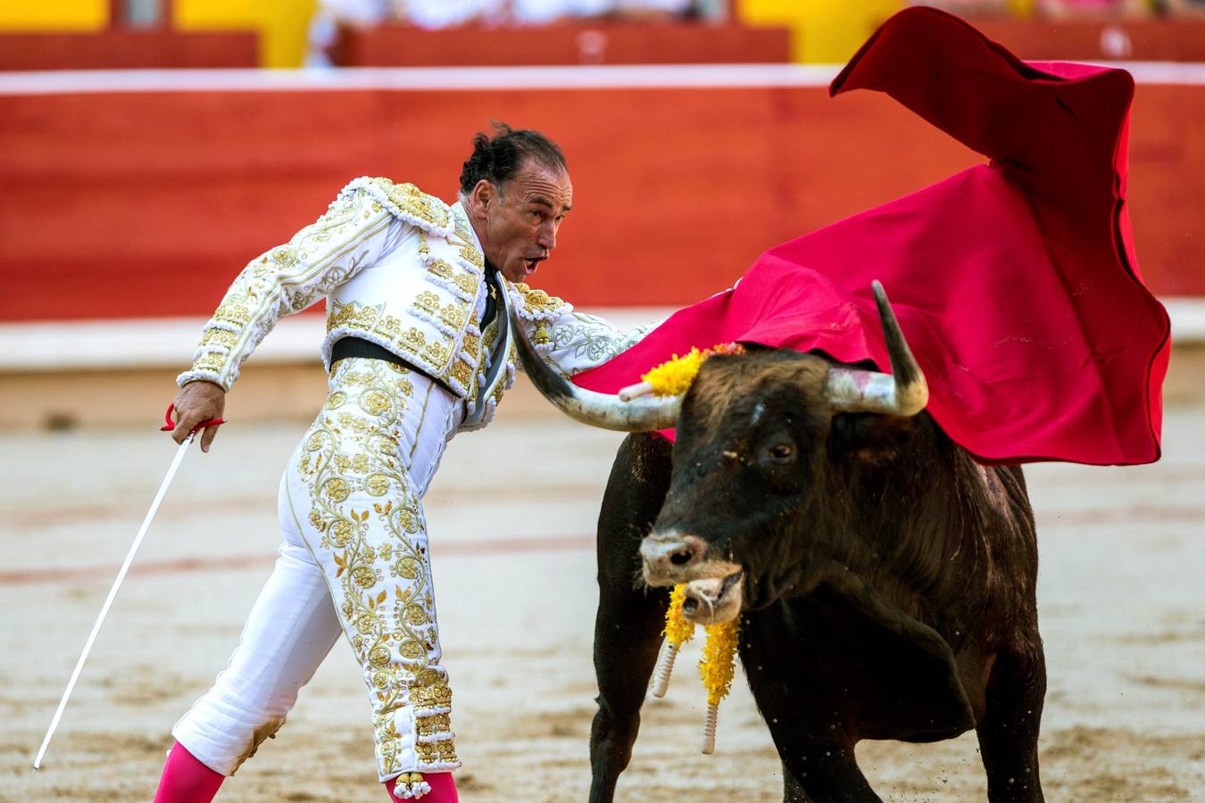 El diestro ceheginero corta una oreja en los sanfermines tras una actuación por momentos dramática tras una fuerte voltereta 