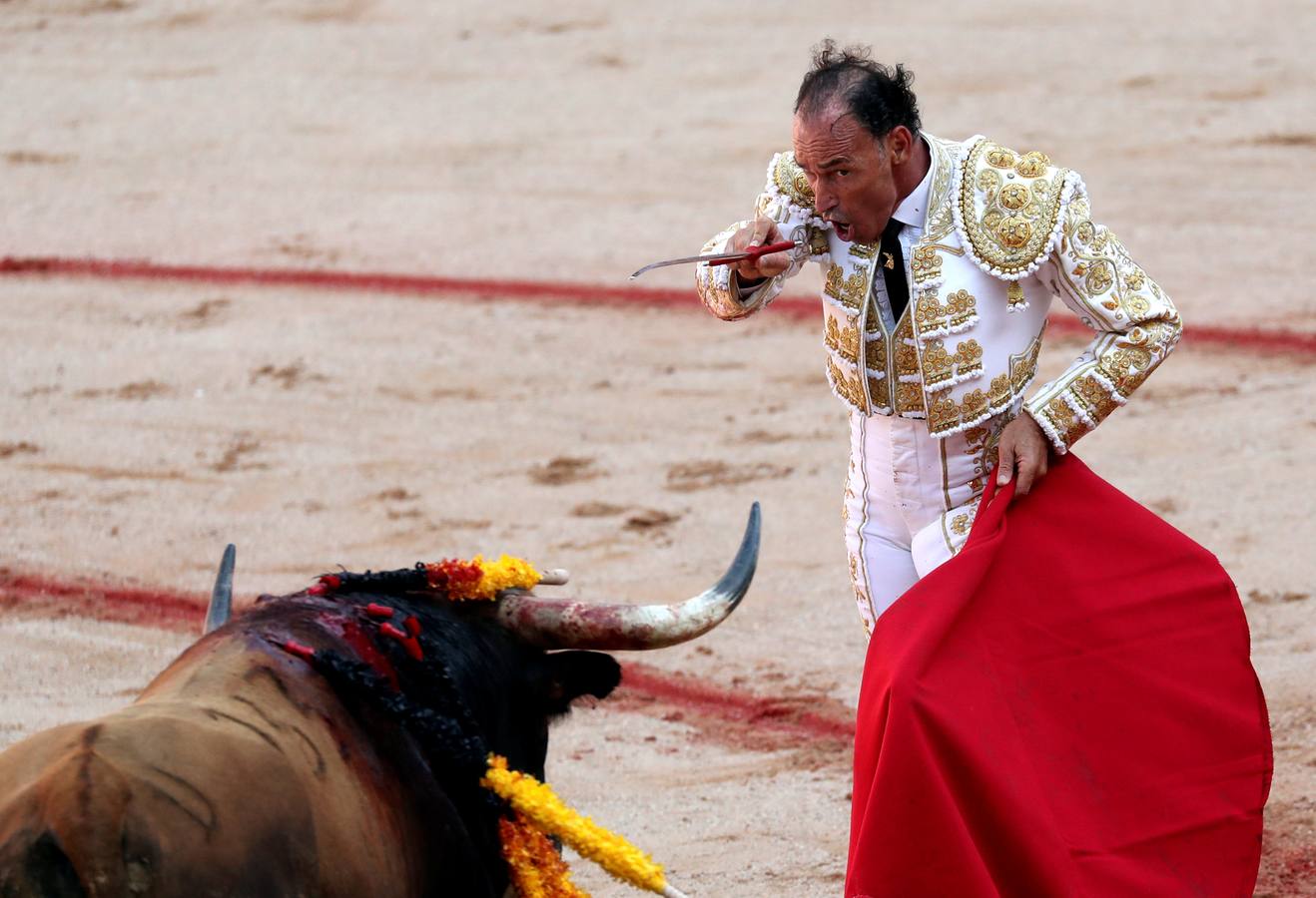 El diestro ceheginero corta una oreja en los sanfermines tras una actuación por momentos dramática tras una fuerte voltereta 
