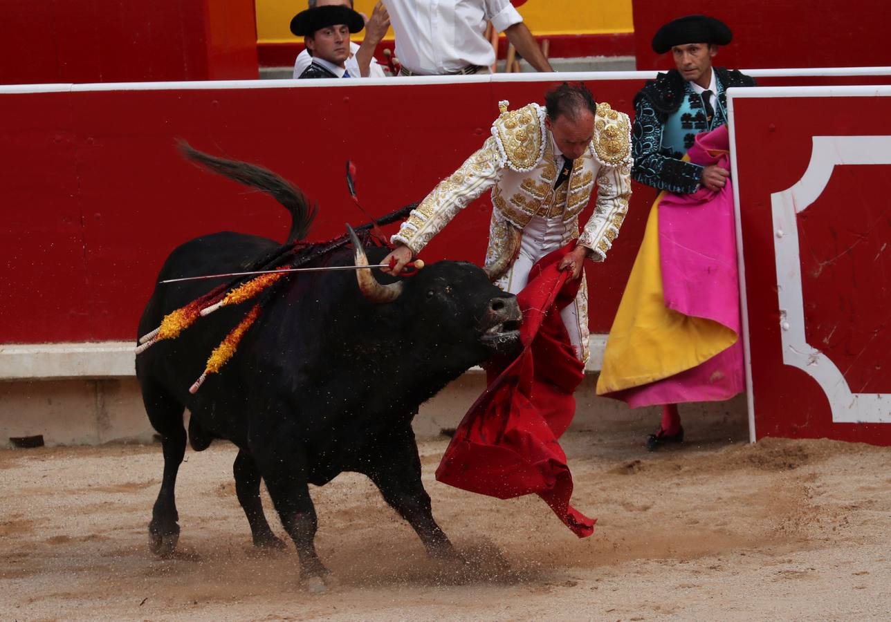 El diestro ceheginero corta una oreja en los sanfermines tras una actuación por momentos dramática tras una fuerte voltereta 