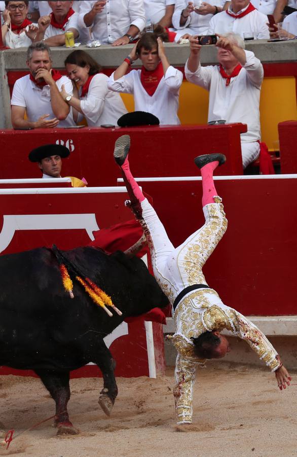 El diestro ceheginero corta una oreja en los sanfermines tras una actuación por momentos dramática tras una fuerte voltereta 