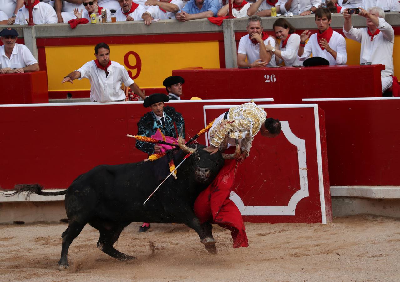 El diestro ceheginero corta una oreja en los sanfermines tras una actuación por momentos dramática tras una fuerte voltereta 