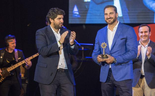 El presidente de la Comunidad, López Miras, entrega el Premio Bankia Joven Empresario a Juan Francisco Zambudio.