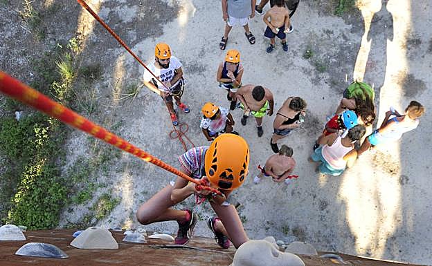 Un niño hace escalada en el albergue Complejo Rural Atalaya, en Cieza.