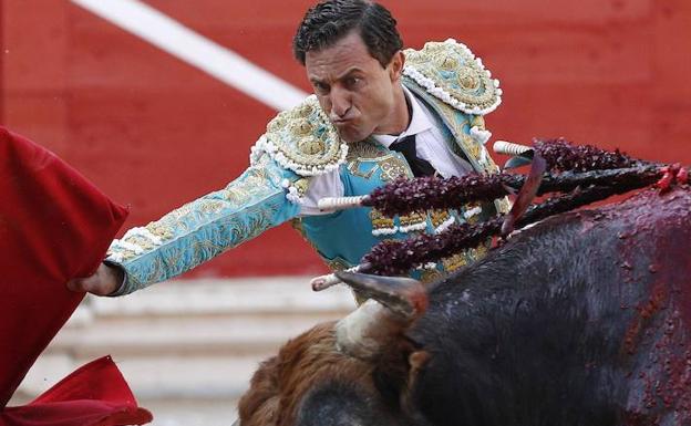 Rafaelillo torea de muleta al primero de su lote, ayer, en Pamplona.