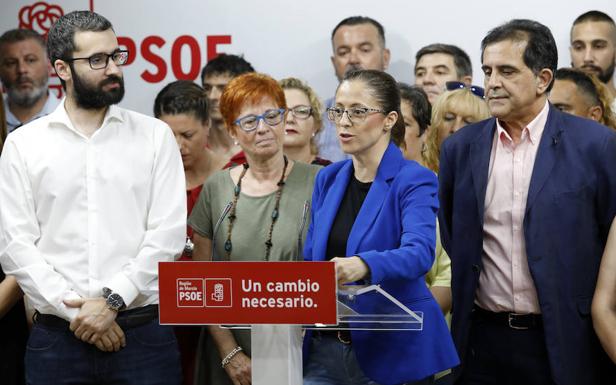 Susana Hernández, ayer, junto a varios dirigentes del PSOE murciano.