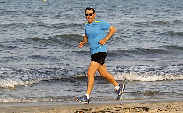 José Luján, en la playa alicantina de 'La Higuerica', por la que suele correr en verano. 