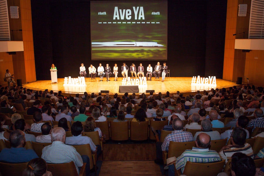 Empresarios, asociaciones y expertos arropan al Gobierno regional en el acto de protesta por la cancelación de la llegada de la Alta Velocidad en superficie a Murcia de forma provisional