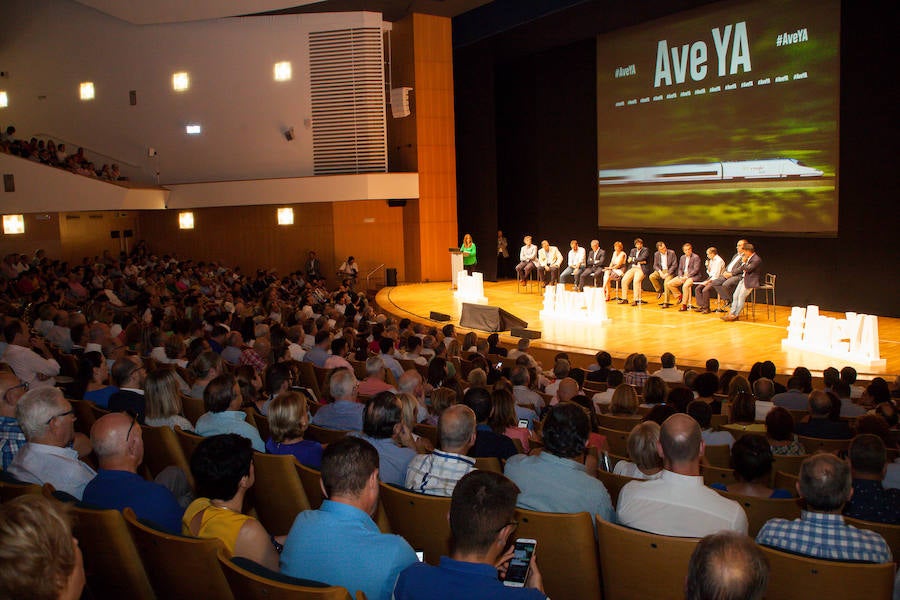 Empresarios, asociaciones y expertos arropan al Gobierno regional en el acto de protesta por la cancelación de la llegada de la Alta Velocidad en superficie a Murcia de forma provisional