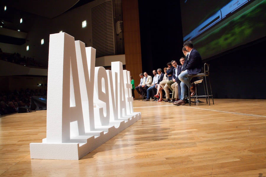 Empresarios, asociaciones y expertos arropan al Gobierno regional en el acto de protesta por la cancelación de la llegada de la Alta Velocidad en superficie a Murcia de forma provisional