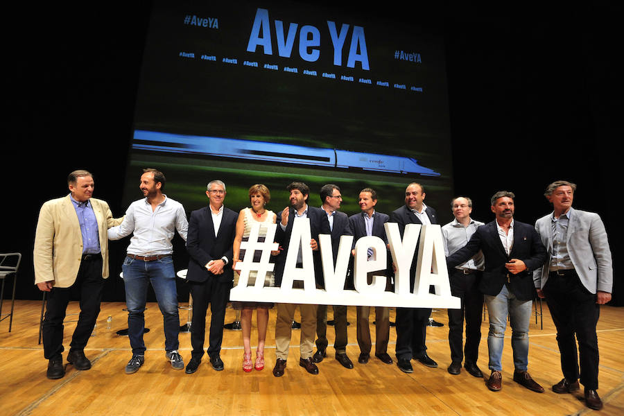 Empresarios, asociaciones y expertos arropan al Gobierno regional en el acto de protesta por la cancelación de la llegada de la Alta Velocidad en superficie a Murcia de forma provisional