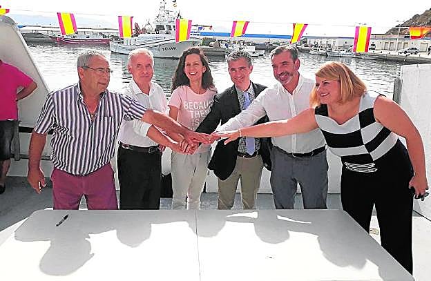 Manuel Ballesta, Daniel Rolleri, Irene Díez, Miguel Ángel del Amor, Alberto Caldeiro y Alicia Jiménez, alcaldesa de Mazarrón, ayer, en el puerto pesquero de este municipio. 