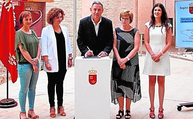 De la Cierva y Marzal (3º y 4º por la izq.) tras la firma. 