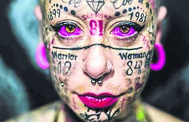 Ojos fucsia. Lidia Reyes se tatuó en Suiza (en España es ilegal) los globos oculares. En esta imagen muestra su rostro antes de empezar a eliminar algunos de sus tatuajes faciales. 