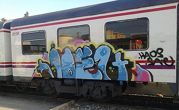Una pintada en el vagón de un tren detenido en la estación de El Carmen.