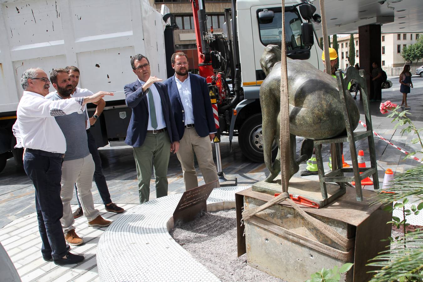 La pieza en bronce fue trasladada en abril desde el parque de la avenida Príncipe de Asturias después de que ardiera su recreación floral 