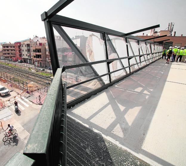 Los diputados subieron ayer a la pasarela peatonal junto al paso a nivel de Santiago el Mayor. 