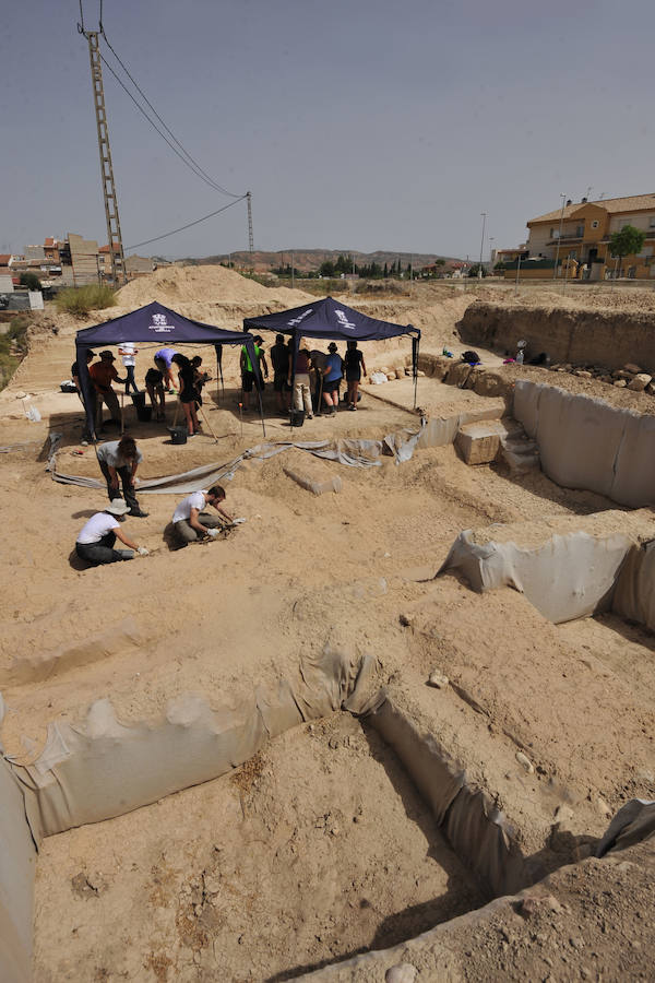 El yacimiento arqueológico de El Salitre, en Librilla, acoge durante dos semanas a una docena de jóvenes llegados desde diferentes puntos de España para trabajar de forma desinteresada en esta excavación