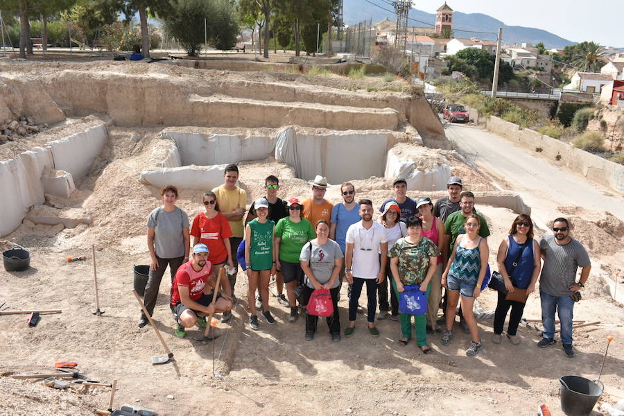 El yacimiento arqueológico de El Salitre, en Librilla, acoge durante dos semanas a una docena de jóvenes llegados desde diferentes puntos de España para trabajar de forma desinteresada en esta excavación