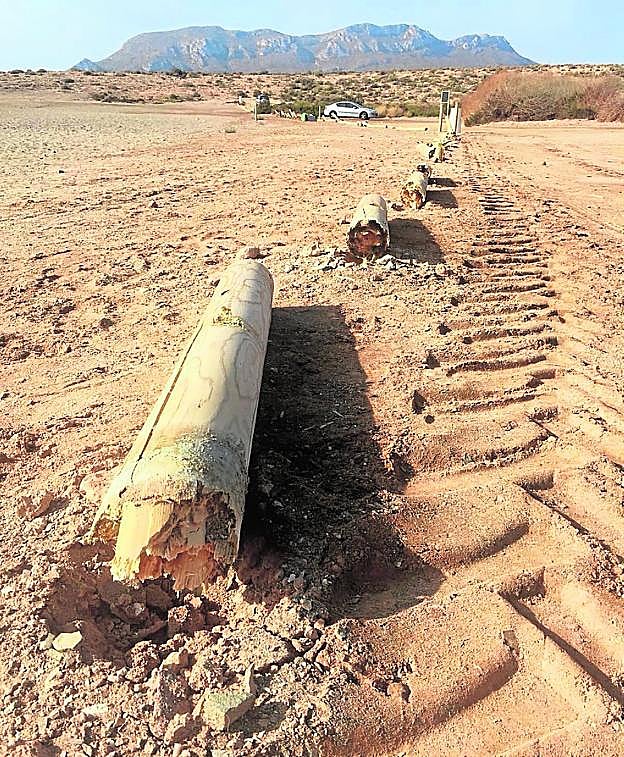 La huella de tractor junto a los bolardos arrancados en el Rafal. 