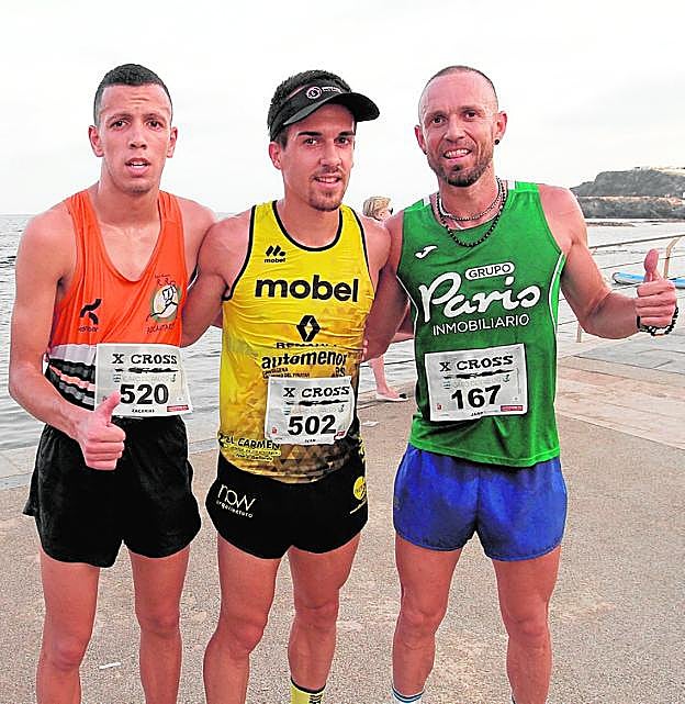 Iván Hernández, en el centro, flanqueado por Zacarías Iglesias y José Carlos Caparrós, el sábado, en Cabo de Palos. 