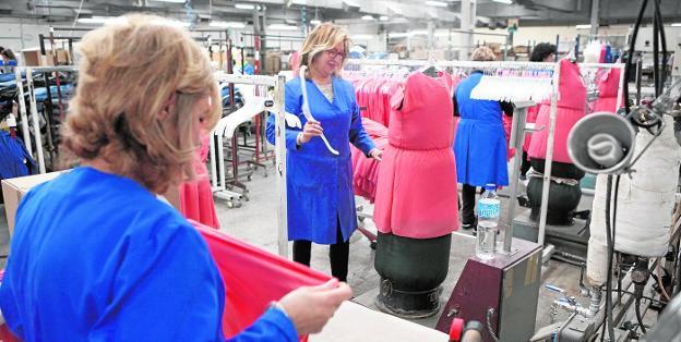 Empleadas de Liwe, la mayor empresa textil de Murcia, en sus instalaciones de Puente Tocinos. 