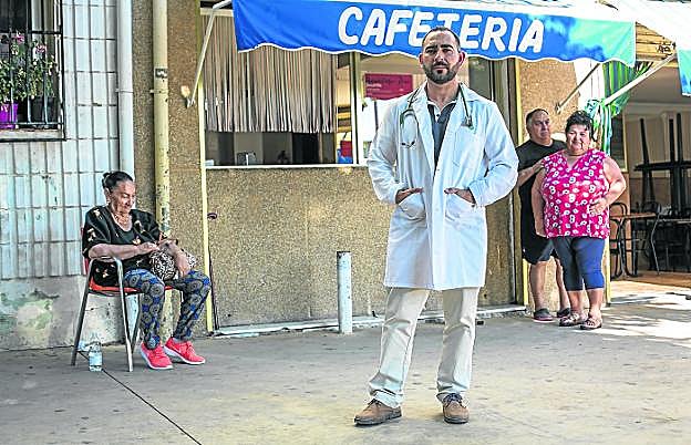 Origen humilde. José Miguel Fernández posa ante el asadero de pollos de su familia en el barrio granadino de Cartuja. A la derecha, sus padres. 