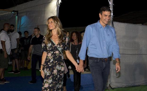 Pedro Sánchez, junto a su esposa.