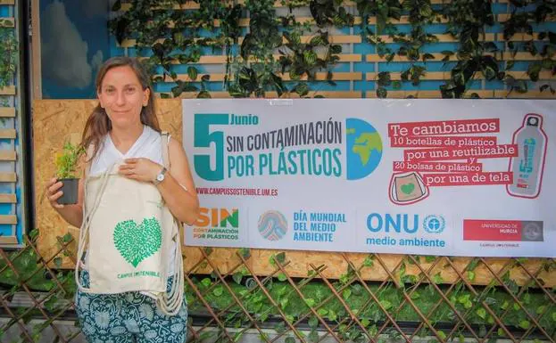 Mujer muestra una de las bolsas de tela entregada por la iniciativa 'Sin Contaminación por Plásticos'.