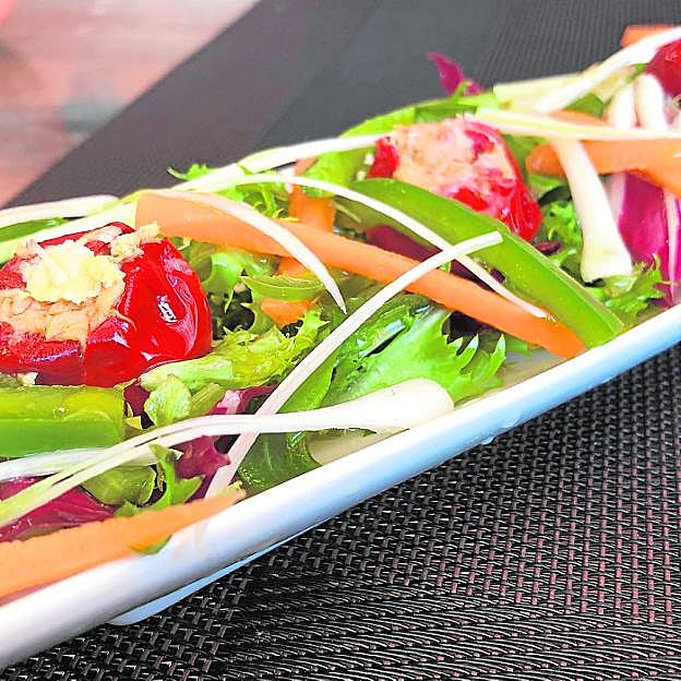 Pimientos cherry con ensalada de encurtidos