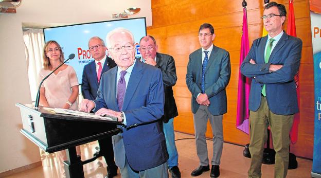 Tomás Zamora durante su intervención; detrás el alcalde y el consejero de Salud. 