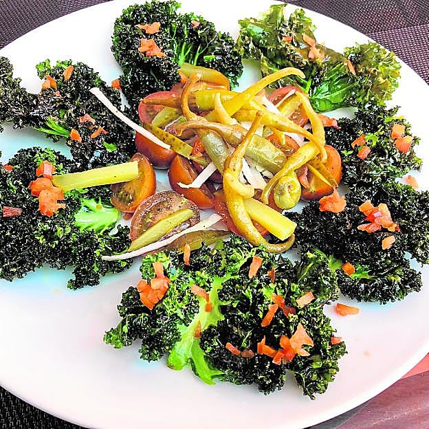 Ensalada de kale y tomates tigre