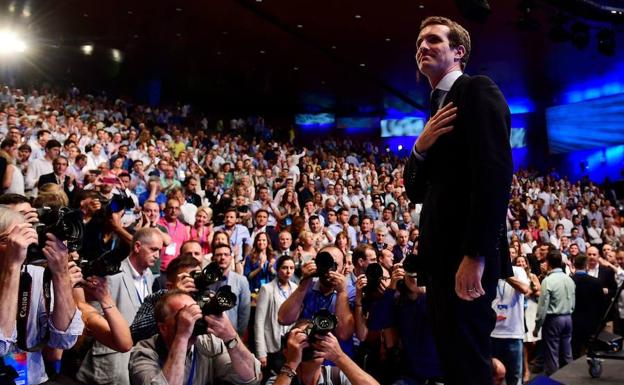 Pablo Casado saluda a los compromisarios del Partido Popular. 