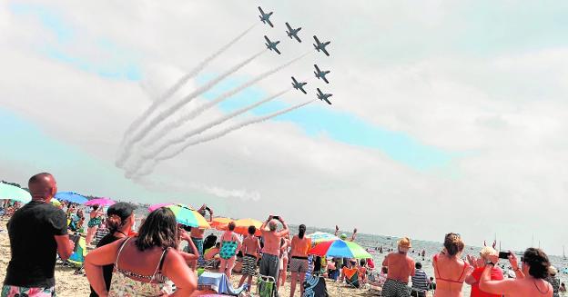 Los bañistas de Santiago de la Ribera disfrutaron ayer de las grandes piruetas protagonizadas por los aviones de la Patrulla Águila. 