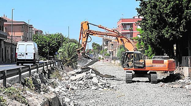 Las máquinas derribaron ayer la pasarela sobre la antigua vía del tren de Beniaján. 